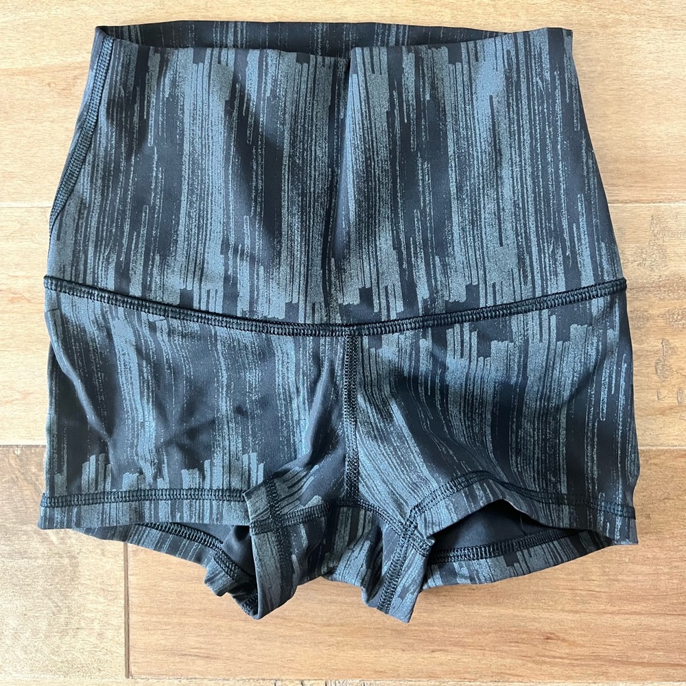 Lululemon athletic shorts black and metallic size 2